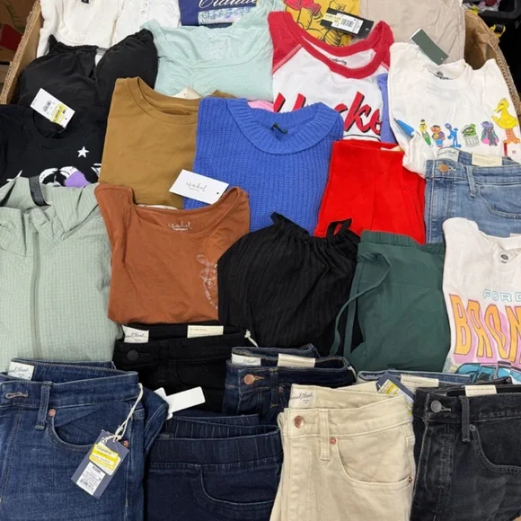 SUPPORT OUR SHOW (LOT OF 10-15) Target Women’s Wholesale Clothing Box - Picture 6 of 9